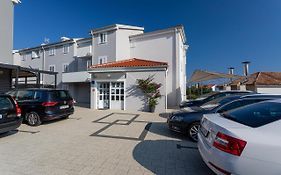 Apartments Crnekovic Tomislava 8